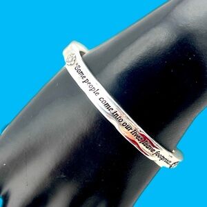 Footprints Hinged Bangle Silver Plated Hinge Bracelet.
STYLE JB0962 NWT